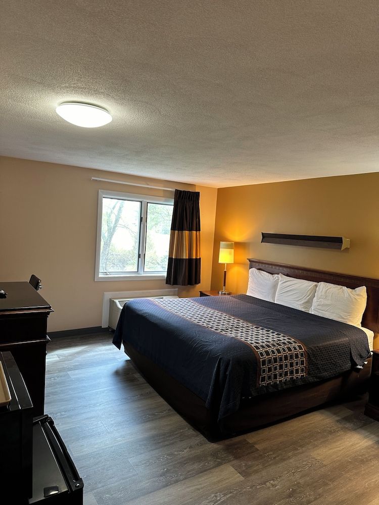 Wickford Motor Inn Room, 1 King Bed 3