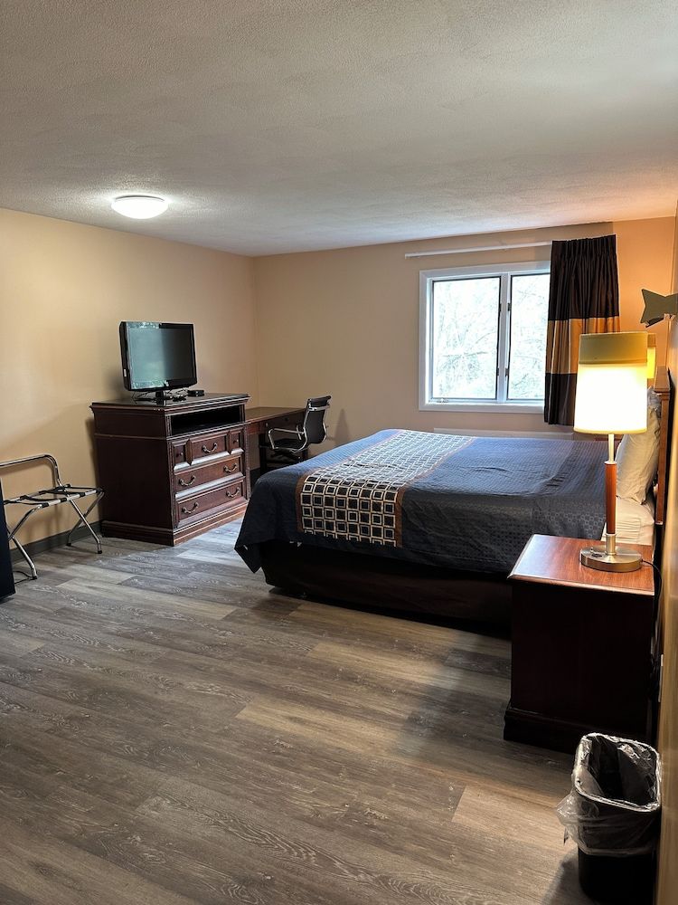 Wickford Motor Inn Room, 1 King Bed 2