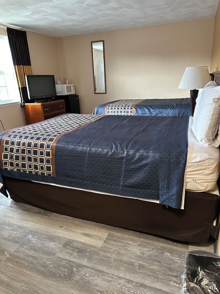 Wickford Motor Inn Room, 2 Double Beds 3
