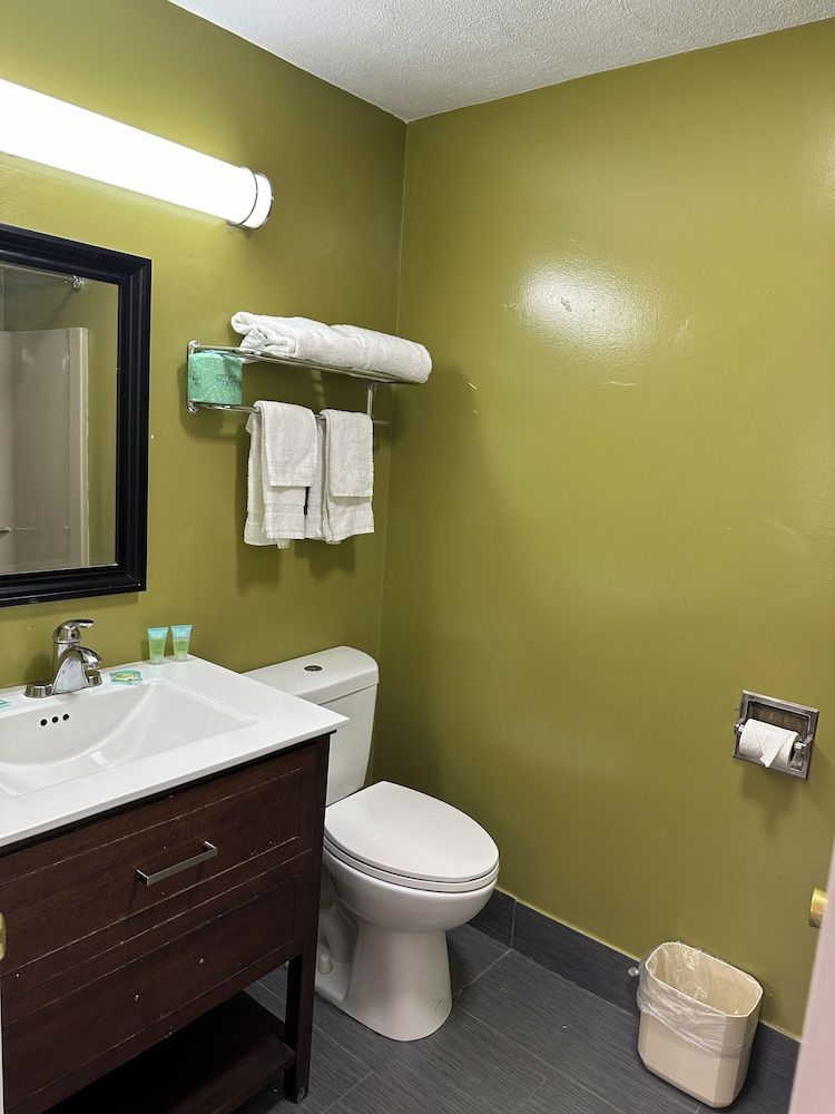 Wickford Motor Inn Room, 1 King Bed 5