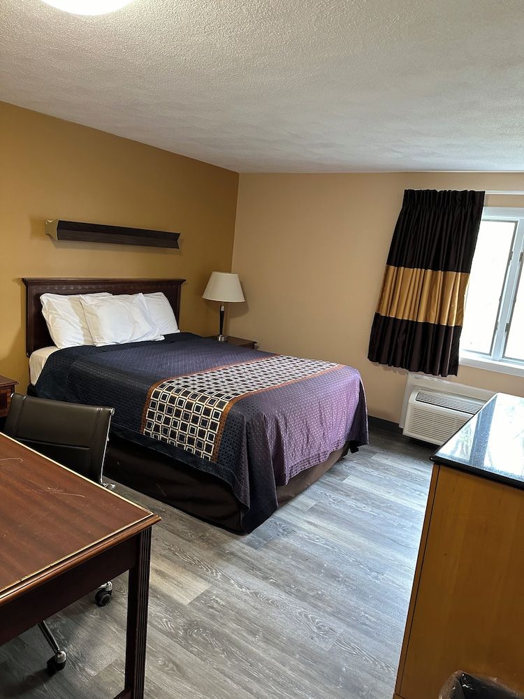Wickford Motor Inn Room, 1 Queen Bed 2