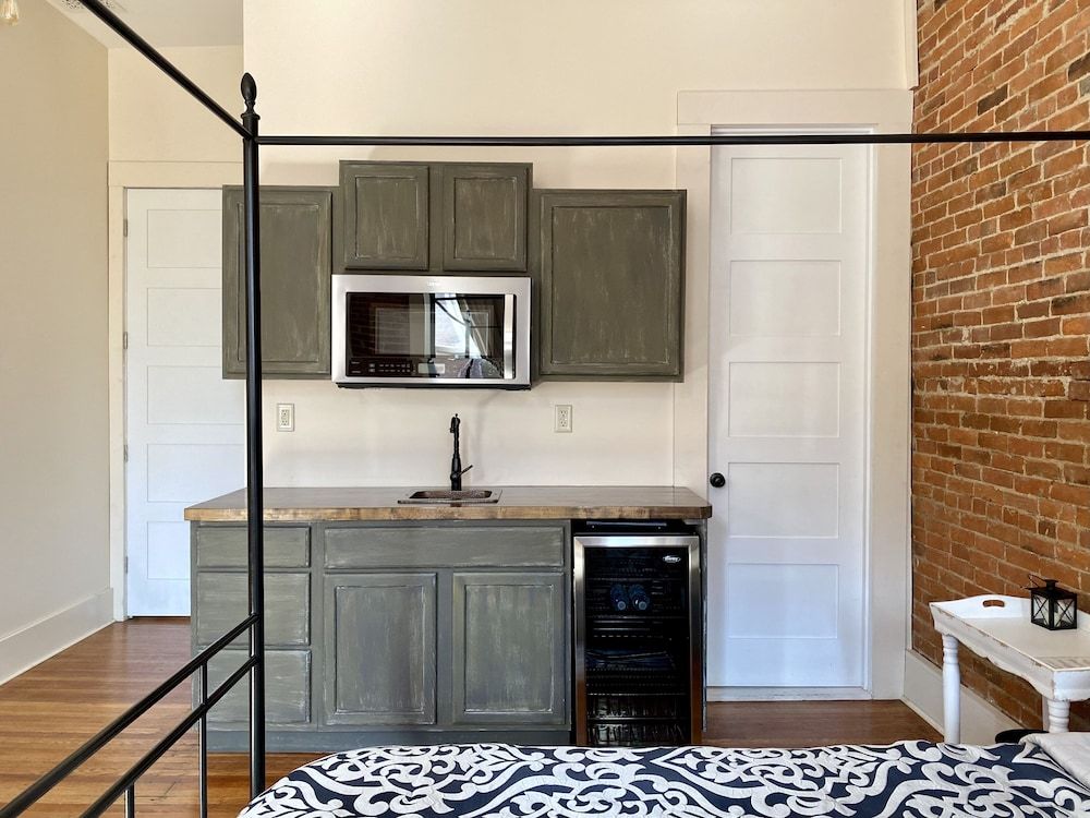 Eighteen-Ninety Sleepover Luxury Studio, 1 King Bed (202) 5