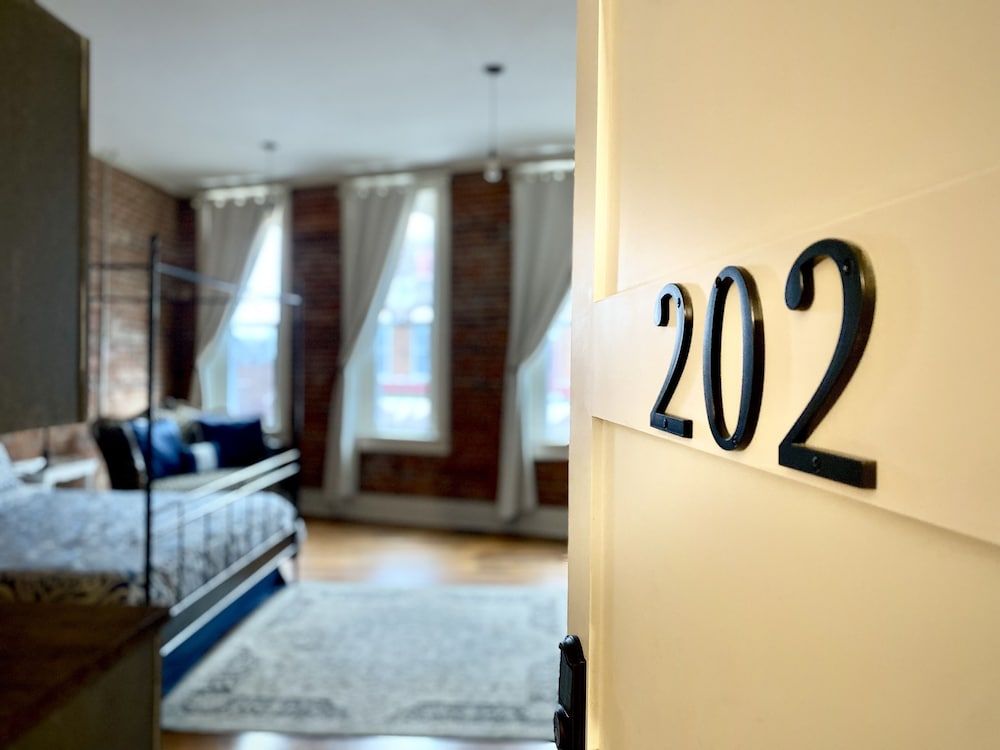 Eighteen-Ninety Sleepover Luxury Studio, 1 King Bed (202) 4