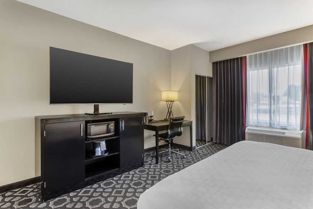 Best Western Plus Laredo Inn & Suites Standard Room, 1 King Bed, Accessible, Non Smoking (Roll-In Shower) 2