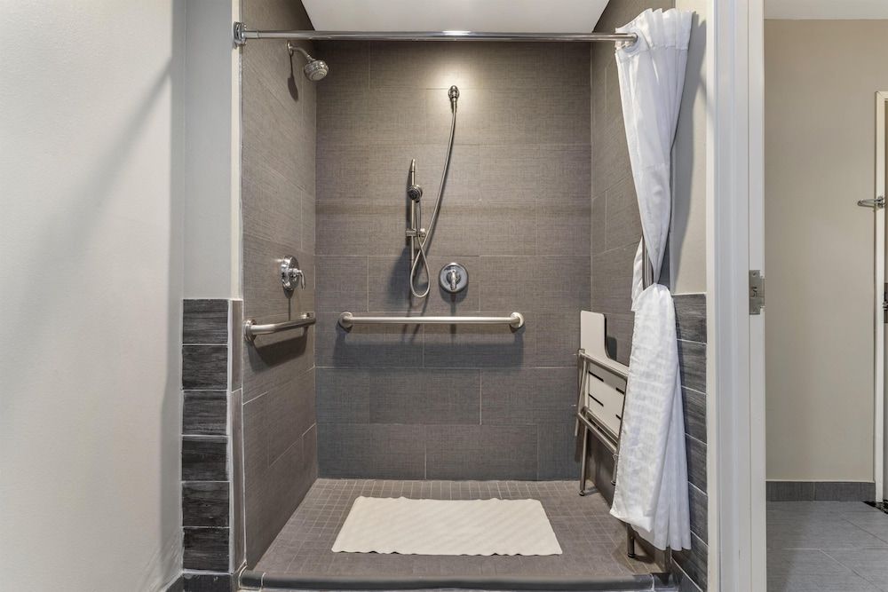 Best Western Plus Laredo Inn & Suites Standard Room, 1 King Bed, Accessible, Non Smoking (Roll-In Shower) 5