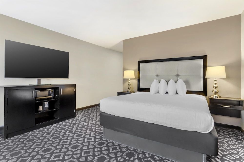 Standard Room, 1 King Bed, Non Smoking (Shower Only;Larger Room)