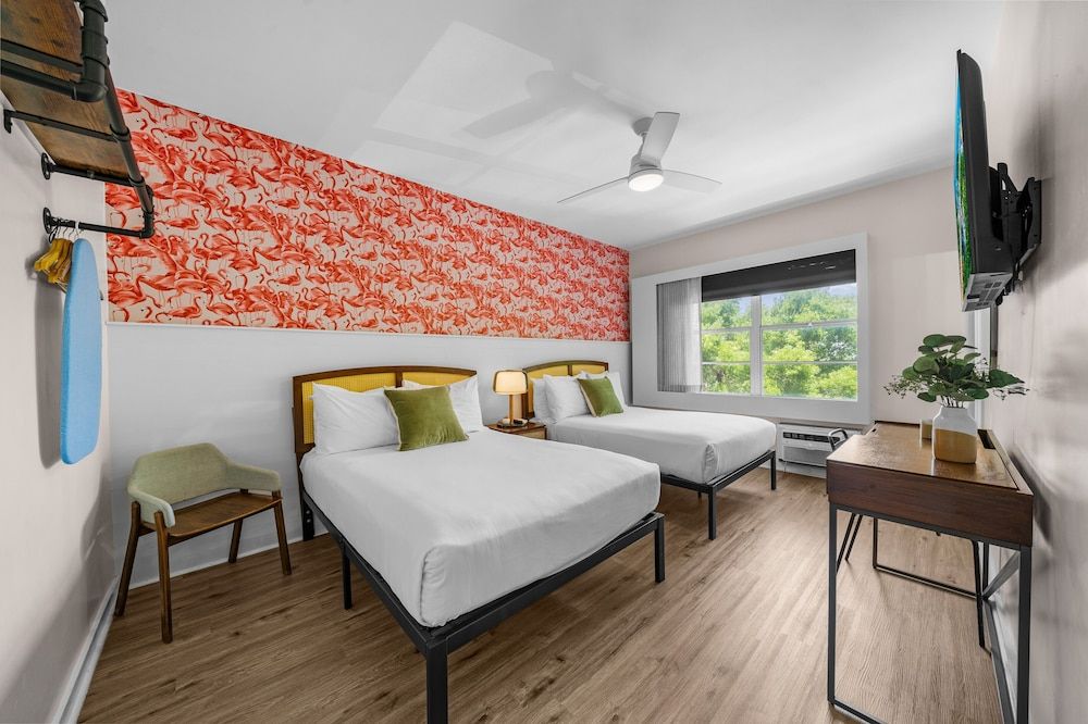 Greenview Hotel by Lowkl Deluxe Two Queen Beds w/ Kitchenette 3