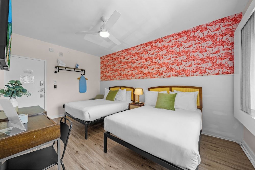 Greenview Hotel by Lowkl Deluxe Two Queen Beds w/ Kitchenette 6