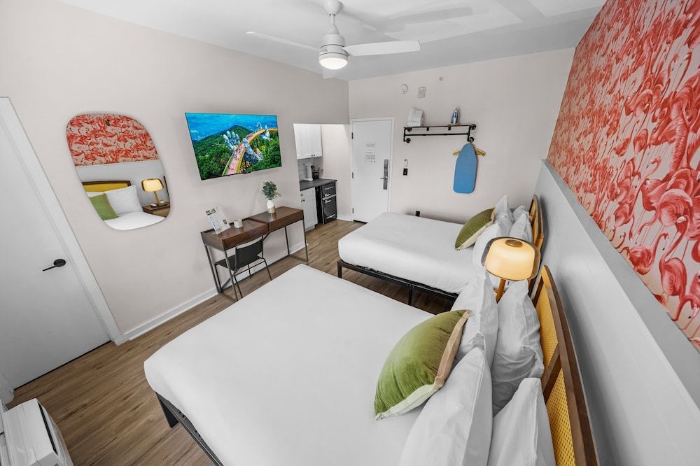 Greenview Hotel by Lowkl Deluxe Two Queen Beds w/ Kitchenette 2