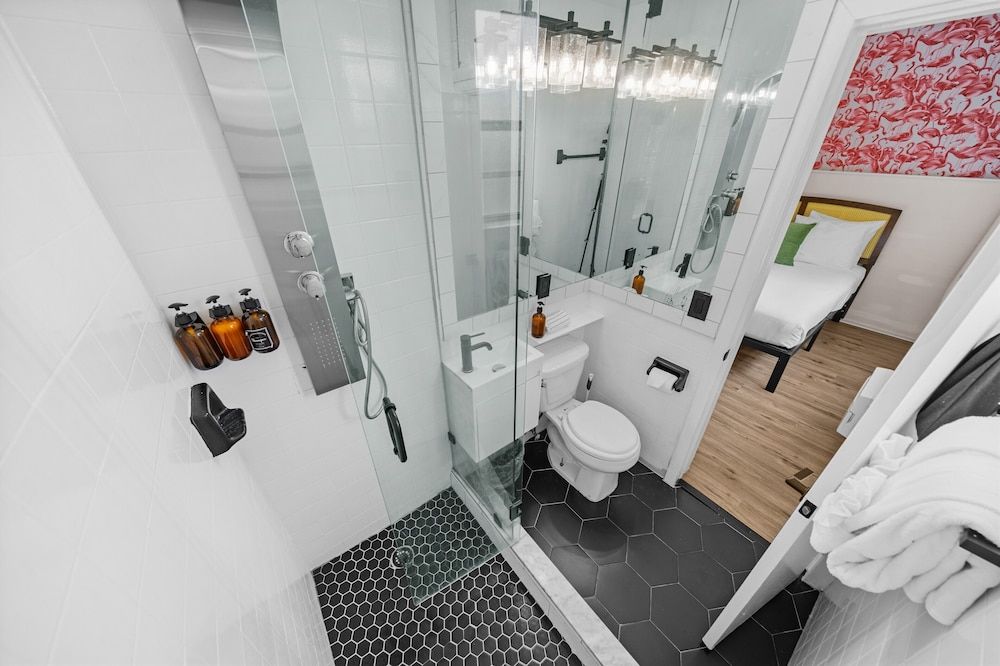 Greenview Hotel by Lowkl Deluxe Two Queen Beds w/ Kitchenette 7