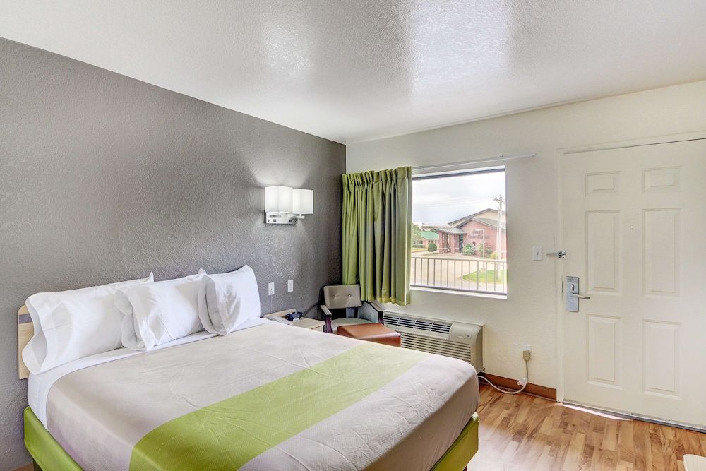 1 queen bed non smoking kitchenette