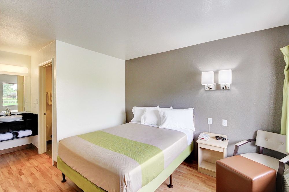 1 queen bed non smoking kitchenette