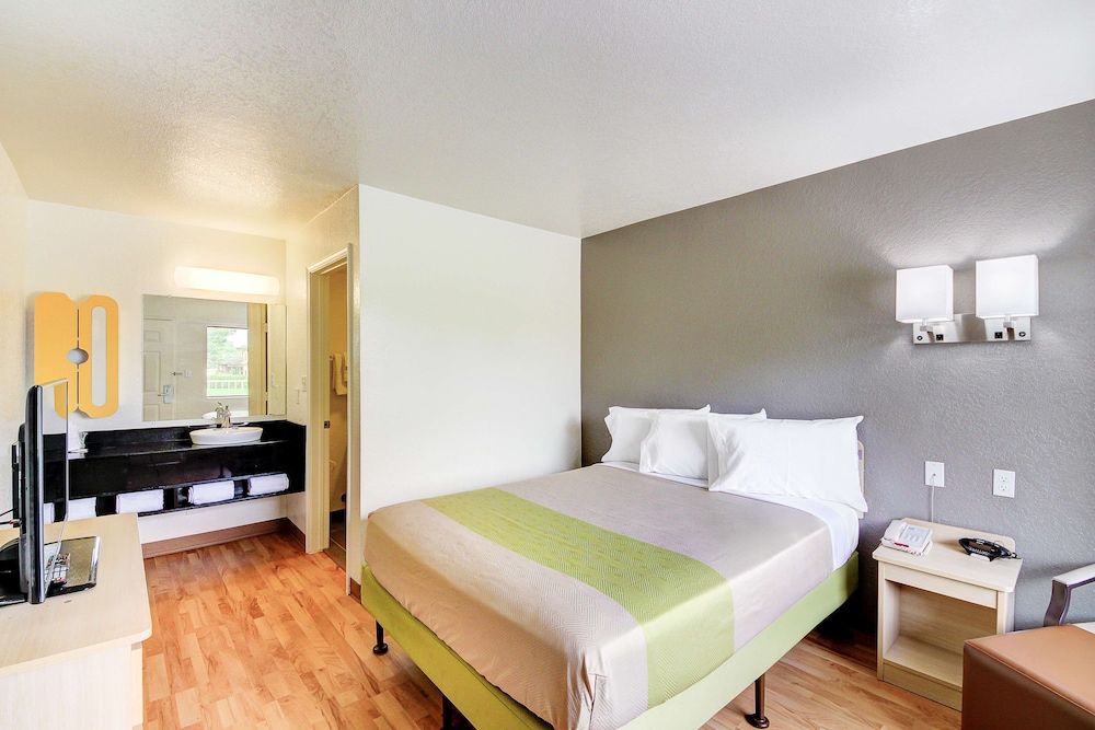 1 queen bed non smoking kitchenette room