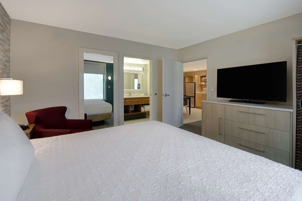 Suite, 1 King Bed, Accessible, Non Smoking (Hearing)