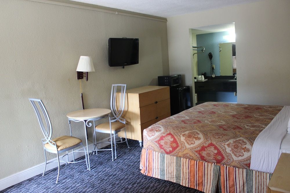 Economy Room, 1 King Bed, Non Smoking