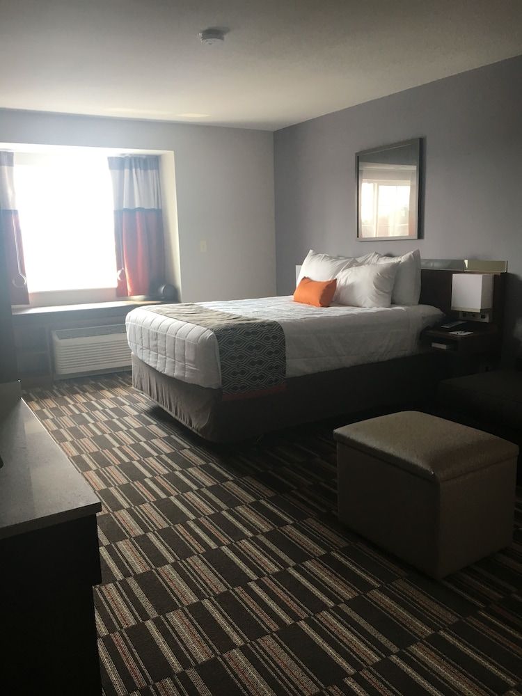 Microtel Inn & Suites by Wyndham Niagara Falls Room, 1 Queen Bed, Accessible, Bathtub
