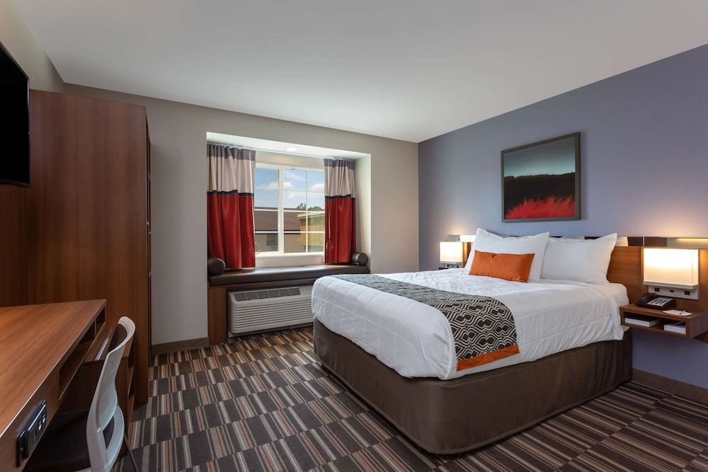 Microtel Inn & Suites by Wyndham Niagara Falls Room, 1 Queen Bed, Accessible, Bathtub 2