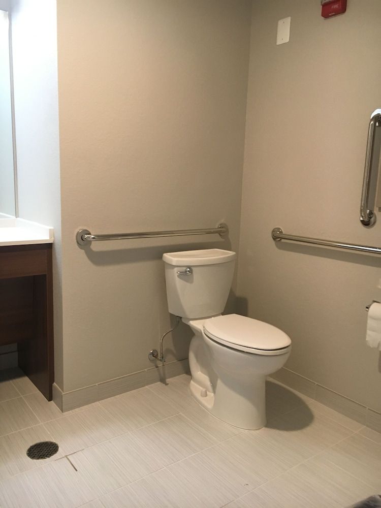 Microtel Inn & Suites by Wyndham Niagara Falls Room, 1 Queen Bed, Accessible, Bathtub 3