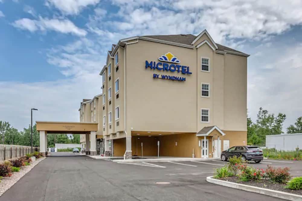 undefined Microtel Inn & Suites by Wyndham Niagara Falls 6