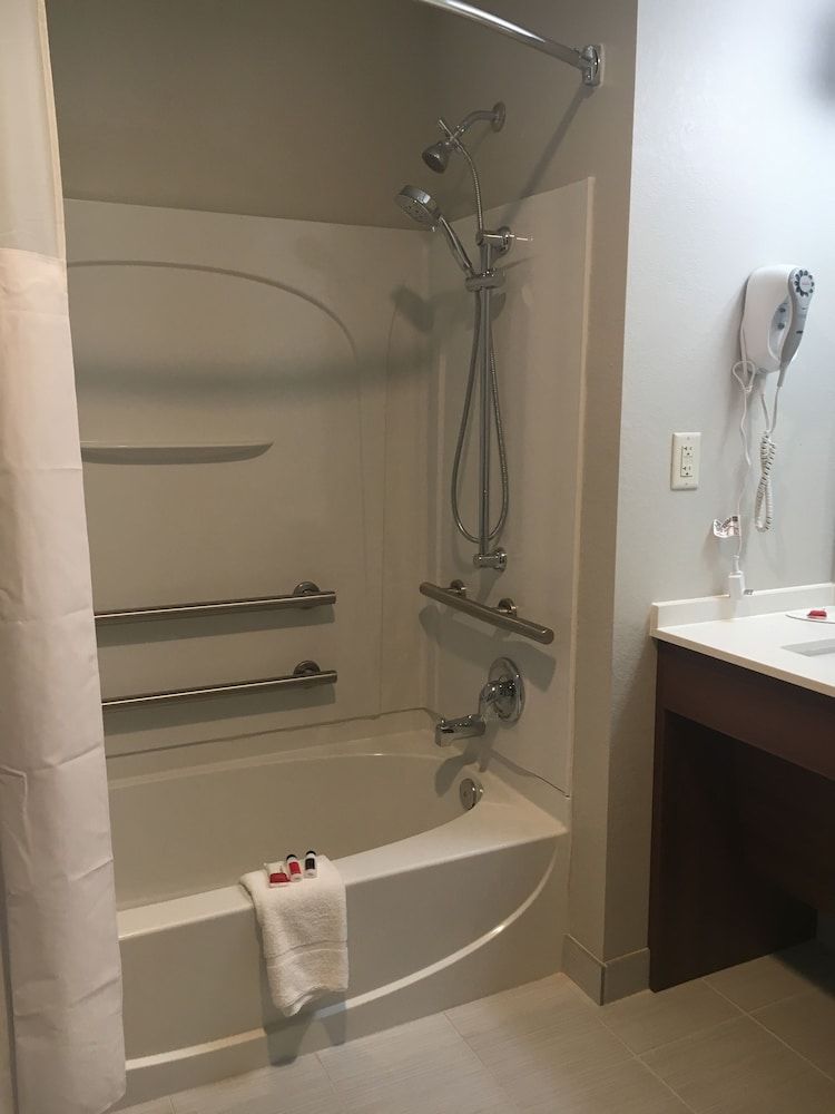 Microtel Inn & Suites by Wyndham Niagara Falls Room, 1 Queen Bed, Accessible, Bathtub 4