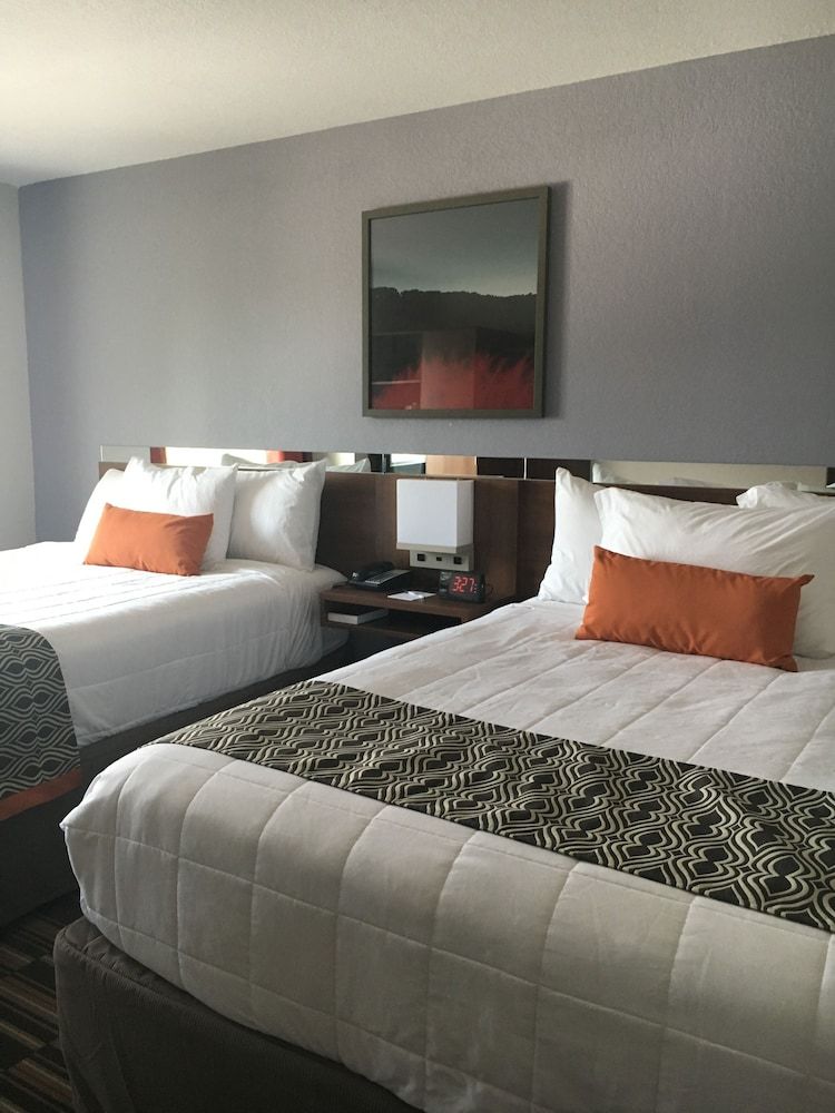 undefined Microtel Inn & Suites by Wyndham Niagara Falls 9