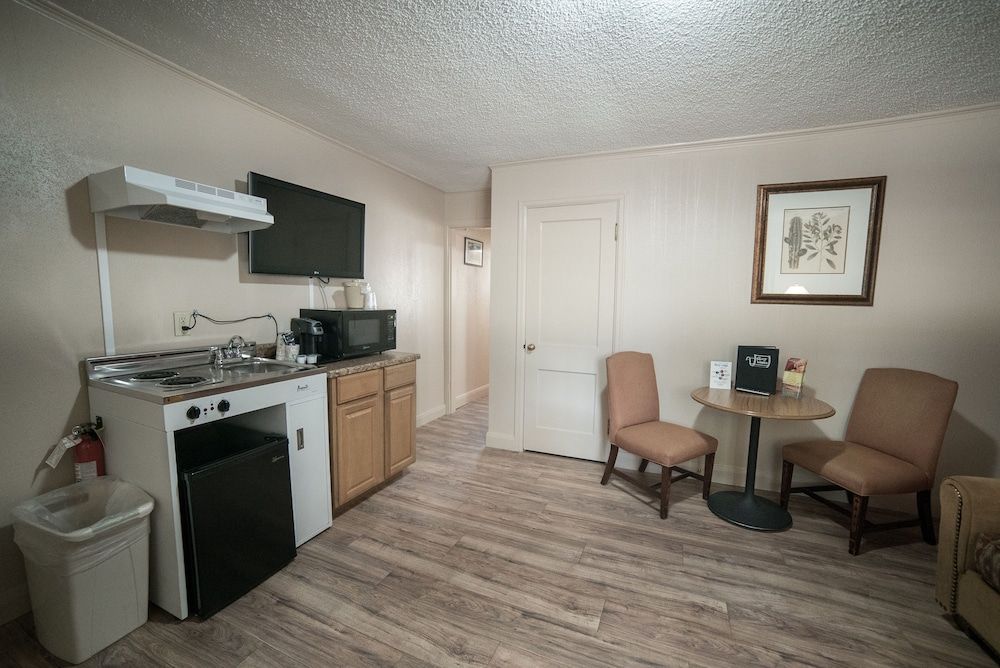 Parry Lodge Comfort Room 6