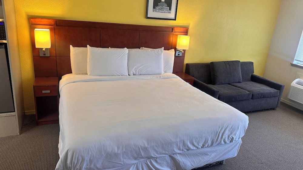 Lakeshore Inn Water Front Signature Room, 1 King Bed, Non Smoking, Lake View 3