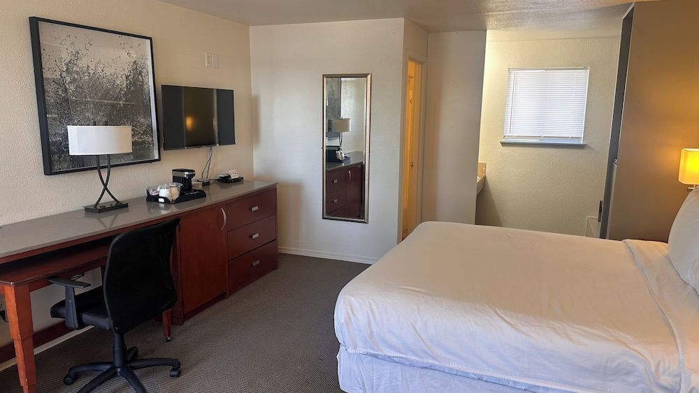 Lakeshore Inn Water Front Signature Room, 1 King Bed, Non Smoking, Lake View 5