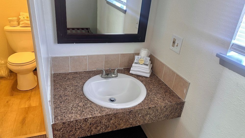 Lakeshore Inn Water Front Signature Room, 1 King Bed, Non Smoking, Lake View 4