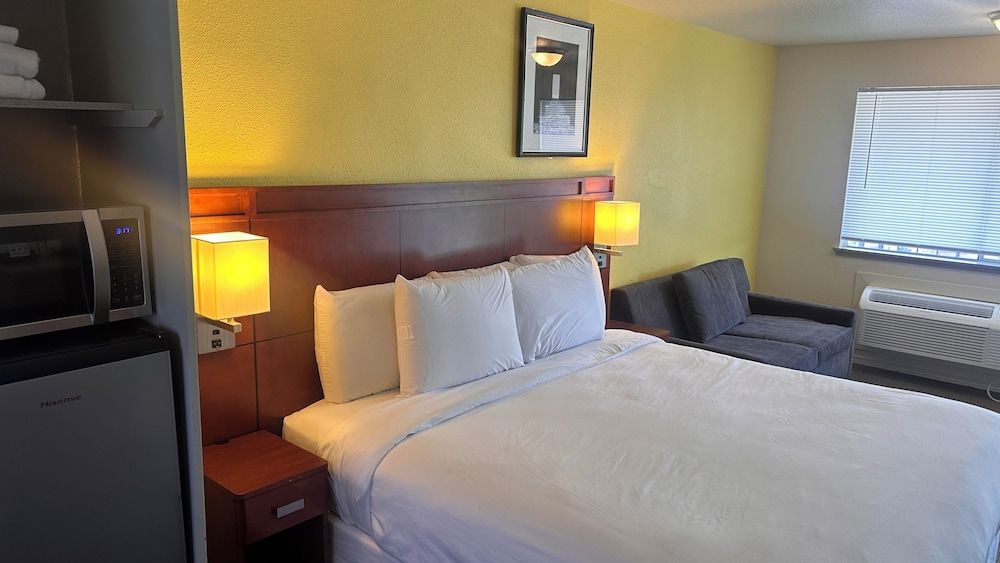 Lakeshore Inn Water Front Signature Room, 1 King Bed, Non Smoking, Lake View 2