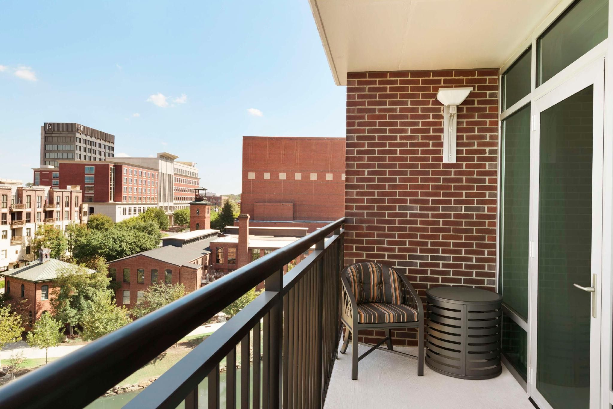 1 KG BALCONY ACCESSIBLE TUB 2 ROOM SUITE
