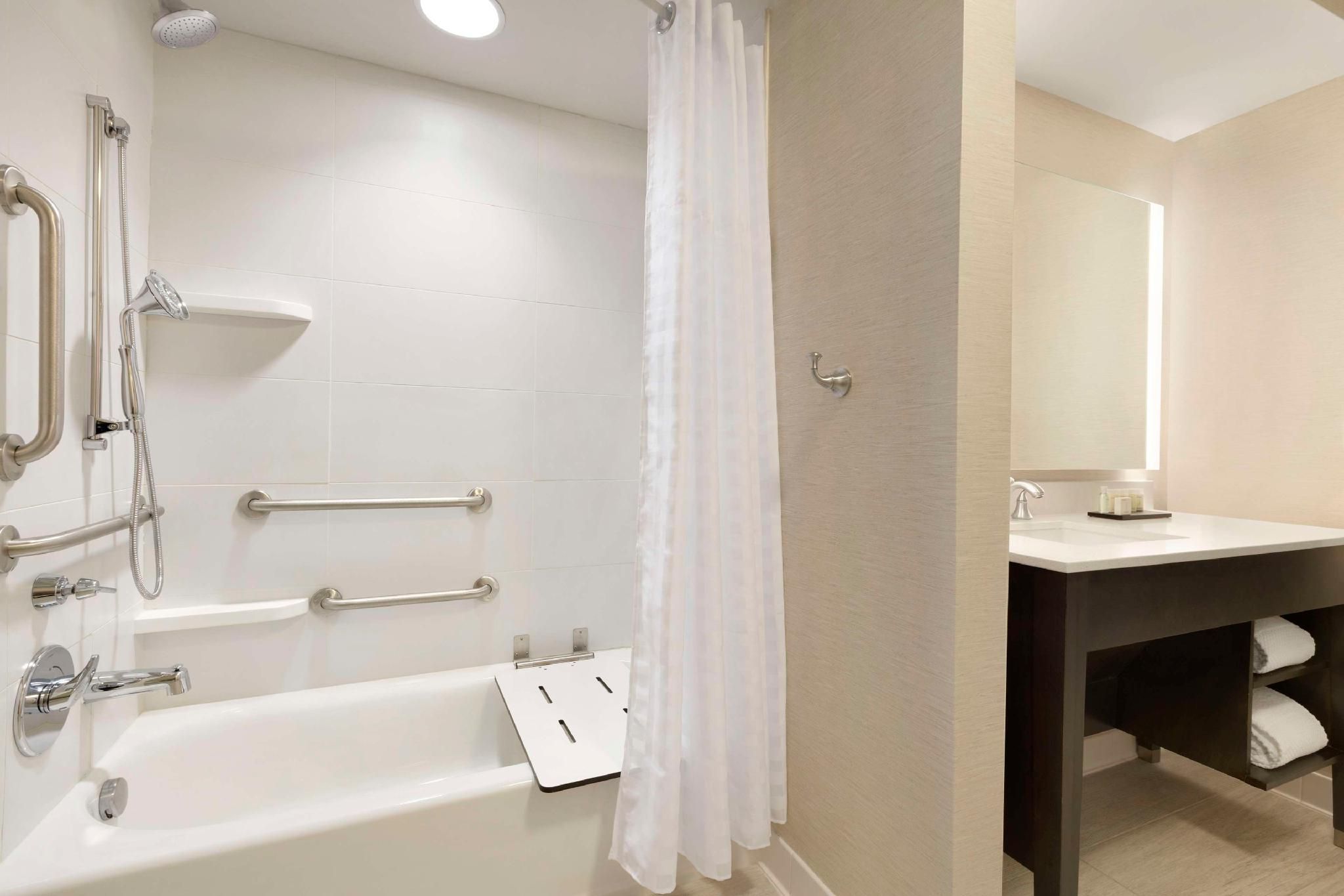 1 KING ACCESSIBLE TUB 2 ROOM SUITE