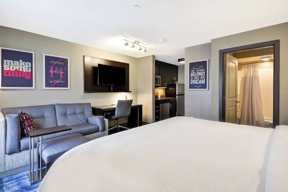 Studio, 1 King Bed with Sofa bed, Non Smoking (Mobility/Hearing Accessible, Tub)