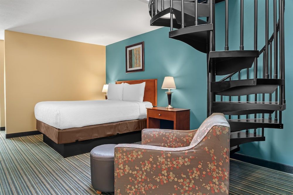 Best Western Plus Traverse City Suite, 2 Queen Beds, Non Smoking, Refrigerator & Microwave (Two Story Loft) 2