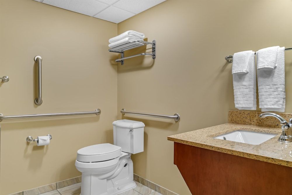 Best Western Plus Traverse City Standard Room, 1 Queen Bed, Accessible, Refrigerator & Microwave 3