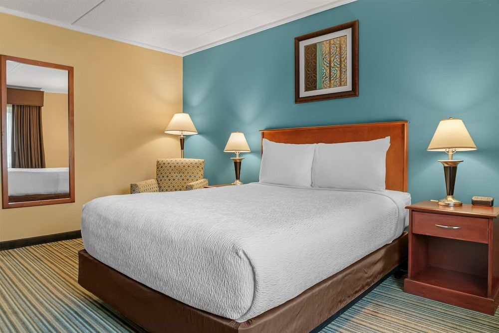 Best Western Plus Traverse City Standard Room, 1 Queen Bed, Accessible, Refrigerator & Microwave 2