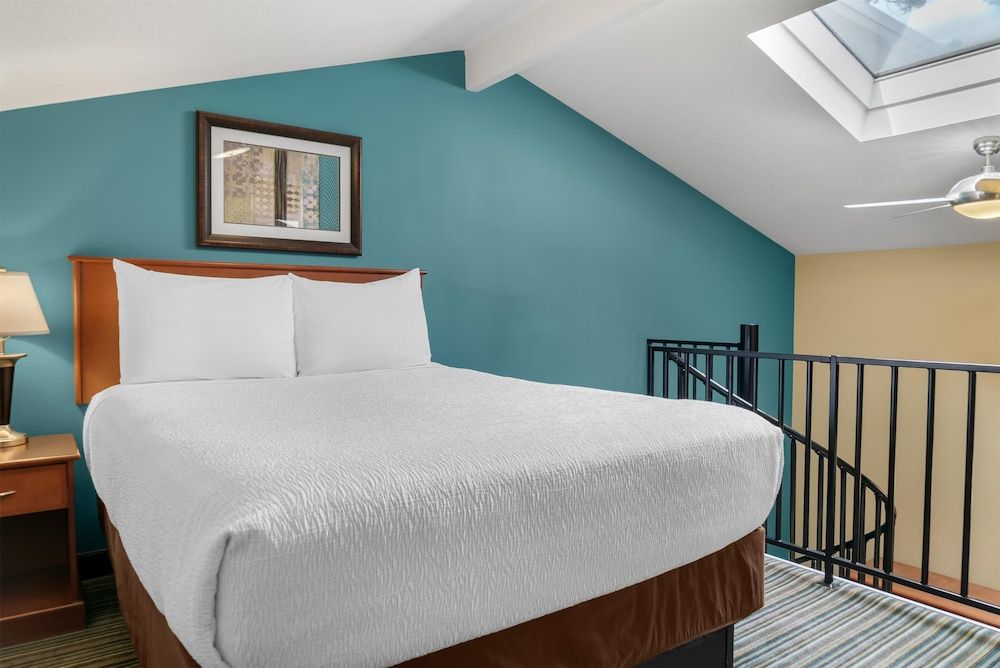 Best Western Plus Traverse City Suite, 2 Queen Beds, Non Smoking, Refrigerator & Microwave (Two Story Loft) 3
