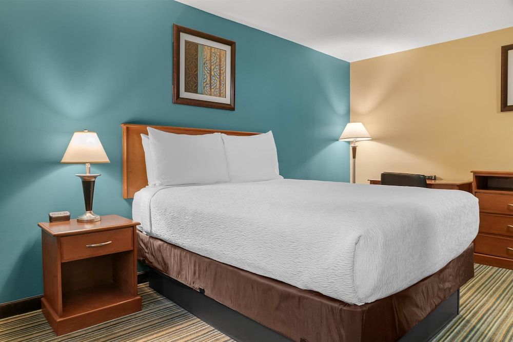 Standard Room, 1 Queen Bed, Non Smoking, Microwave