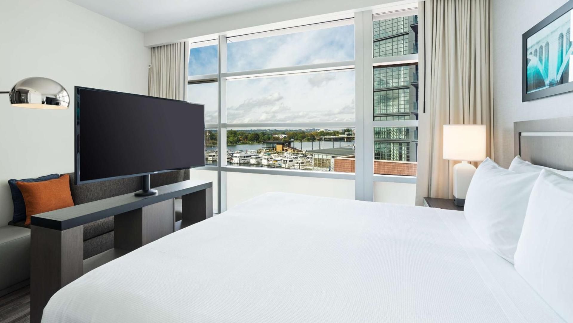 Riverview Den Guestroom King Bed