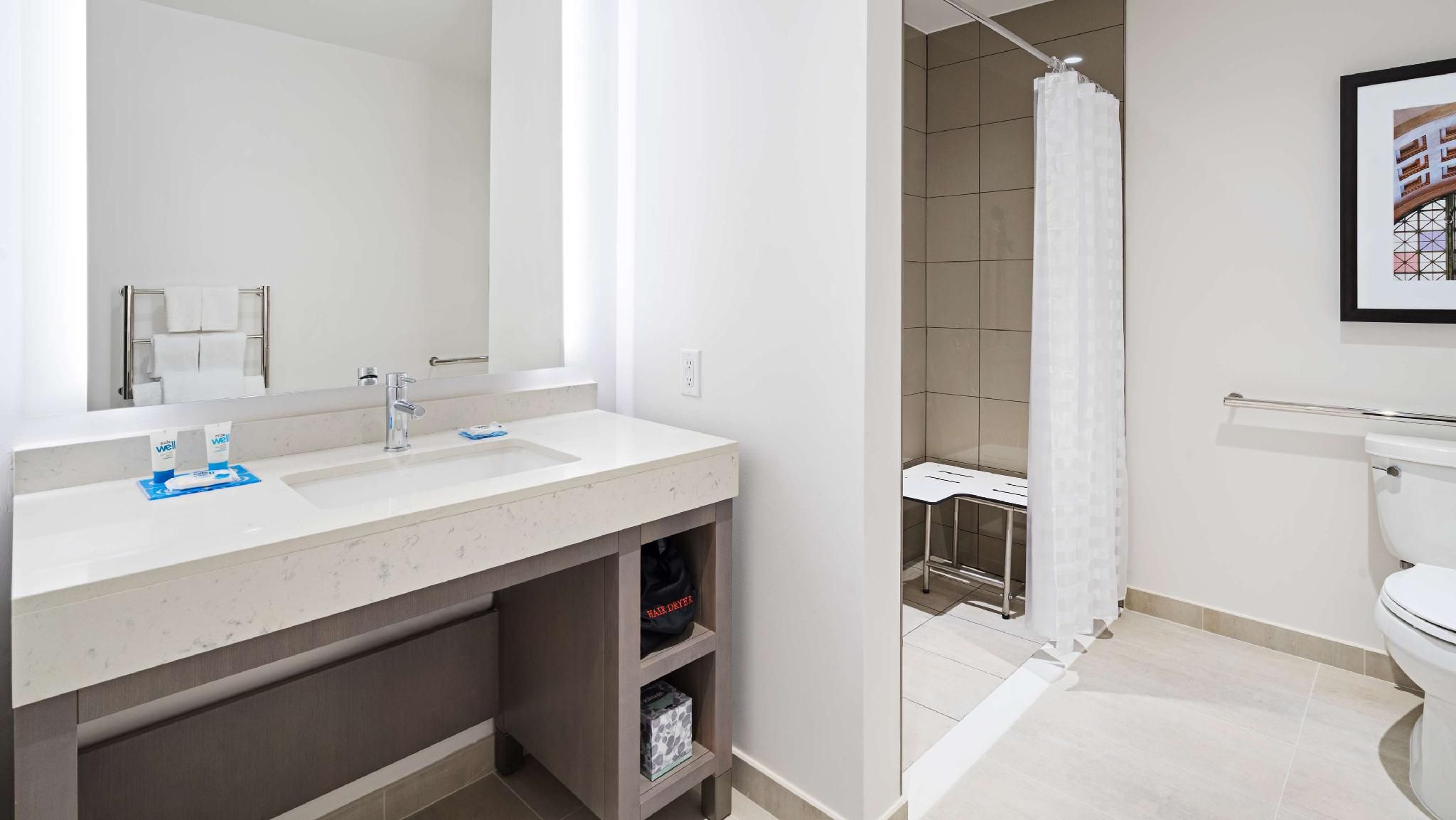 Accessible Den Guestroomrollin Shower King Bed