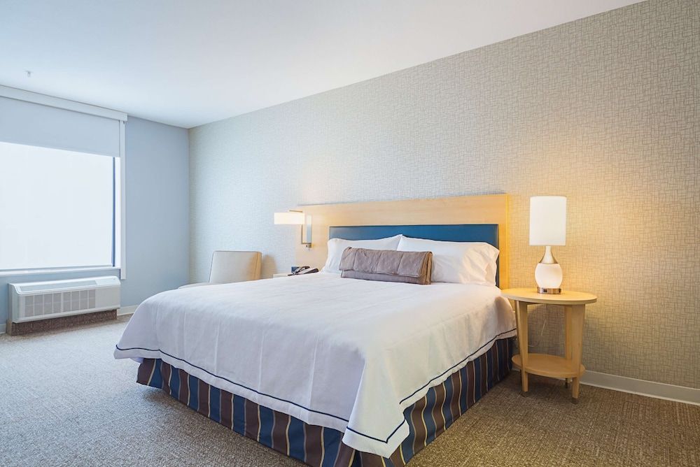 Suite, 1 King Bed, Accessible, Bathtub (Mobility & Hearing)