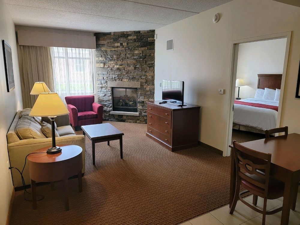 Penn Wells Lodge King Suite with Fireplace 4