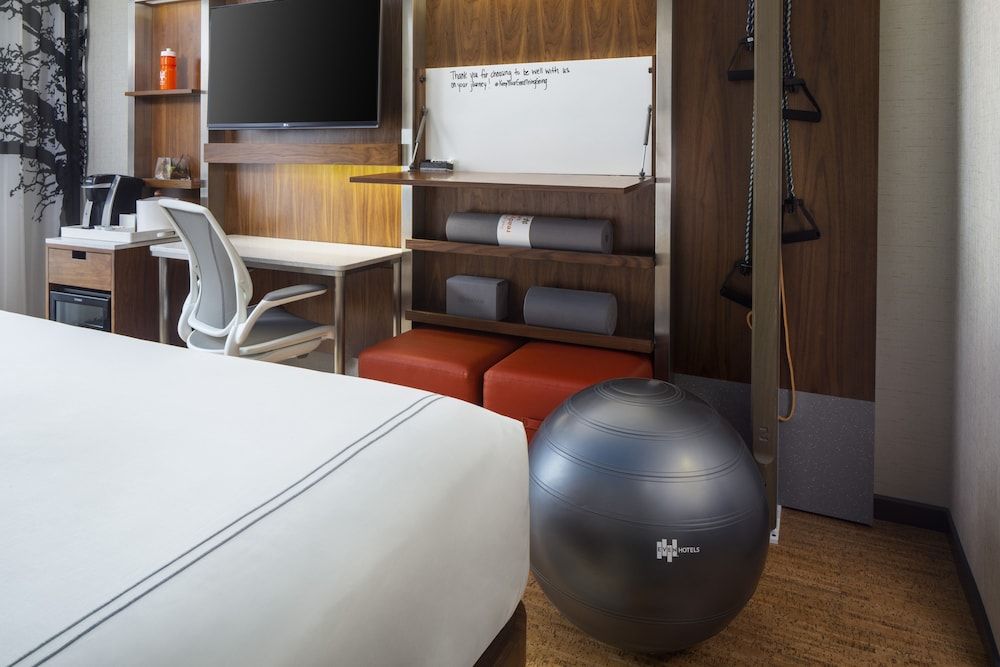 EVEN Hotel New York - Midtown East by IHG Standard Room, 1 King Bed, Accessible Bathtub (Mobility) 6