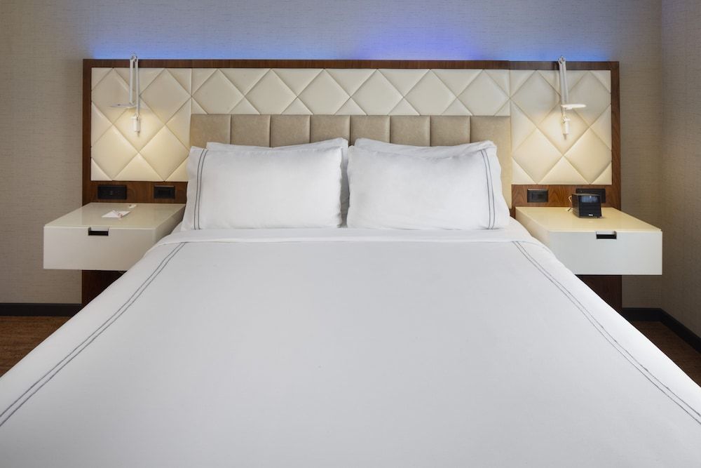 EVEN Hotel New York - Midtown East by IHG Standard Room, 1 King Bed, Accessible Bathtub (Mobility) 3