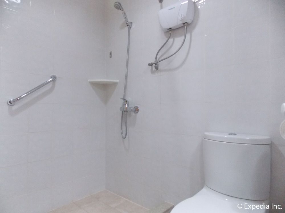 Diplomat Hotel Superior Room, 2 Twin Beds 12