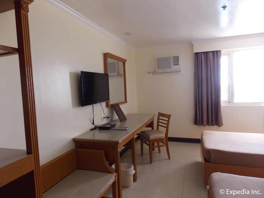 Diplomat Hotel Superior Room, 2 Twin Beds 8