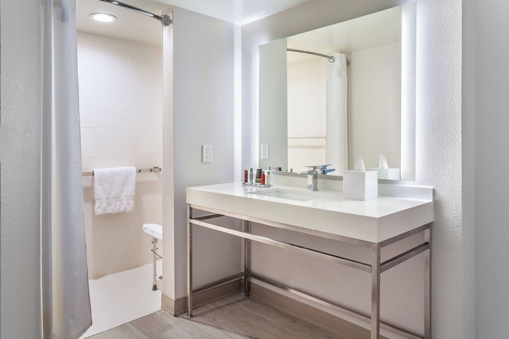 Miami Airport Marriott Room, 1 King Bed, Non Smoking (Mobility/Hearing Accessible, Tub) 3