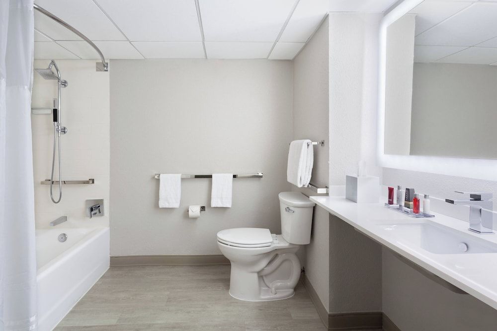 Miami Airport Marriott Room, 1 King Bed, Non Smoking (Mobility/Hearing Accessible, Tub) 5