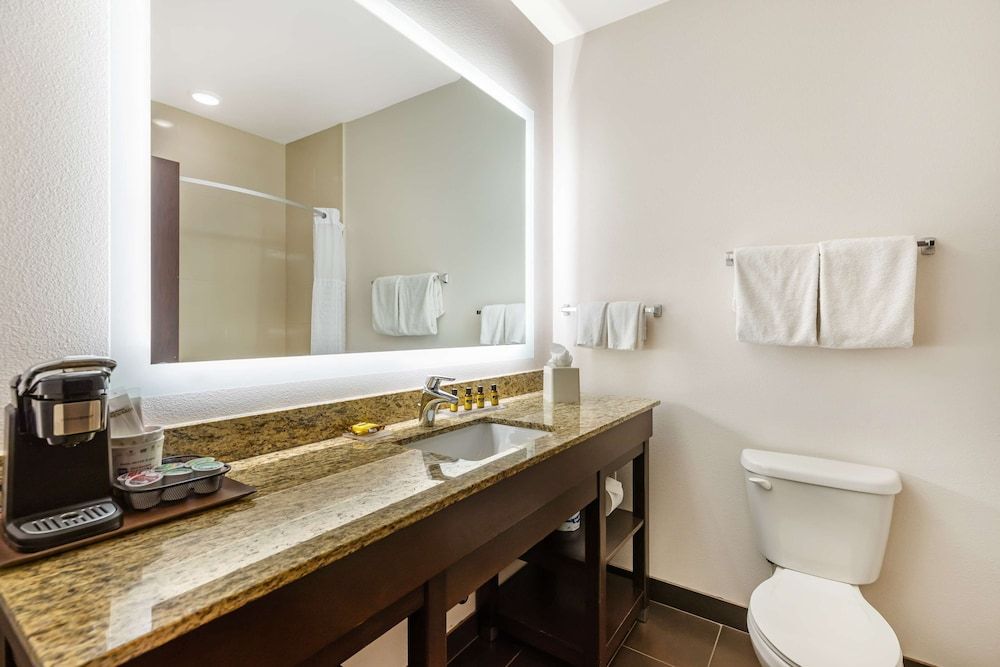 Best Western Plus Casper Inn & Suites Suite, 1 King Bed with Sofa bed, Accessible, Bathtub (with Sofabed) 3