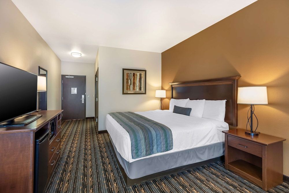 Best Western Plus Casper Inn & Suites Standard Room, 1 King Bed, Non Smoking, Refrigerator & Microwave 2